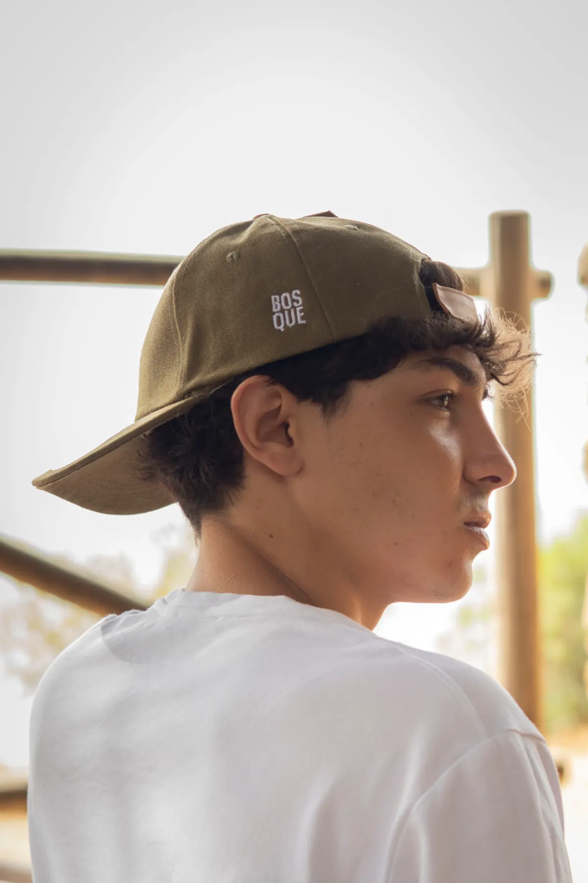 Gorra de Bosque Masía Bellver bordada, en tono verde oliva.